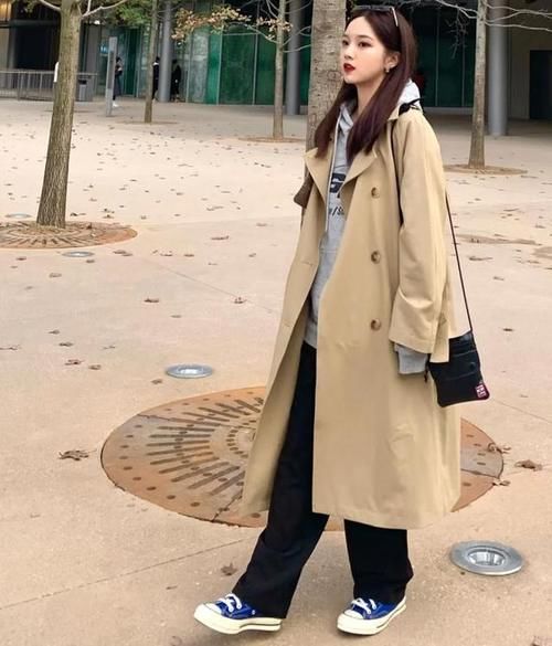 “长风衣＋卫衣”，才是春天正确打开方式，三木都这样穿