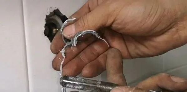 维修师傅|水龙头断在墙壁里怎么办不用花钱请维修师傅，教你妙招自己搞定