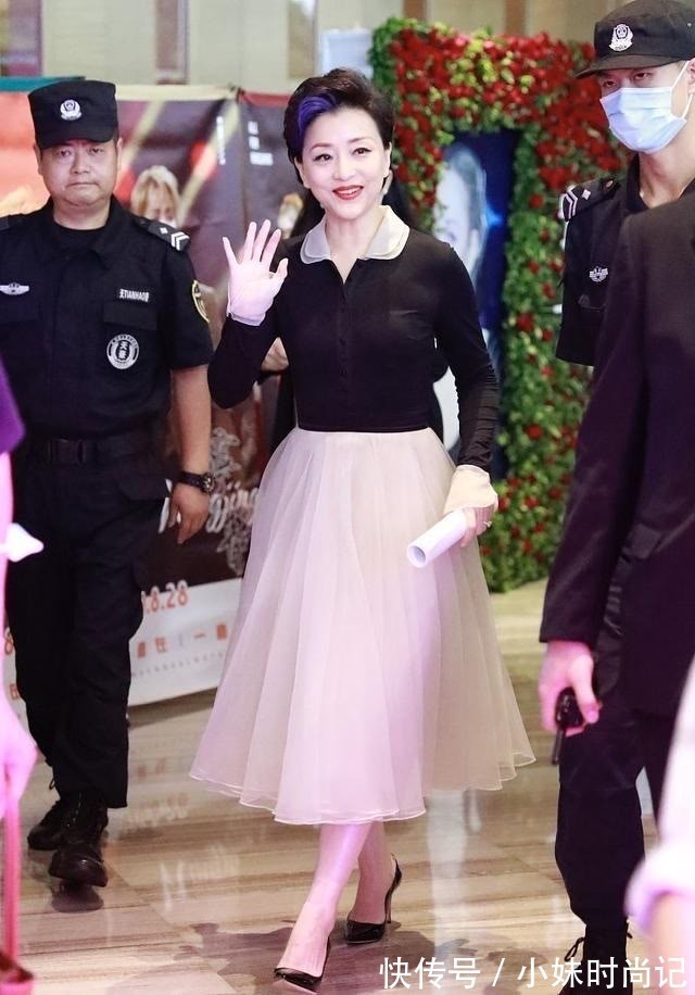 背头|杨澜学小姑娘赶时髦,穿纱裙挑染蓝发新潮又减龄,气质却依然端庄