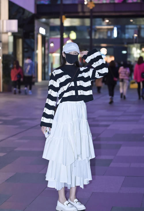 不能小看白色的裙子，早春搭配离不开，轻松穿出女神气质