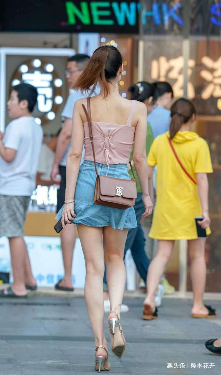 自信|迷你短裙,穿出了美女自信的美,身材的美