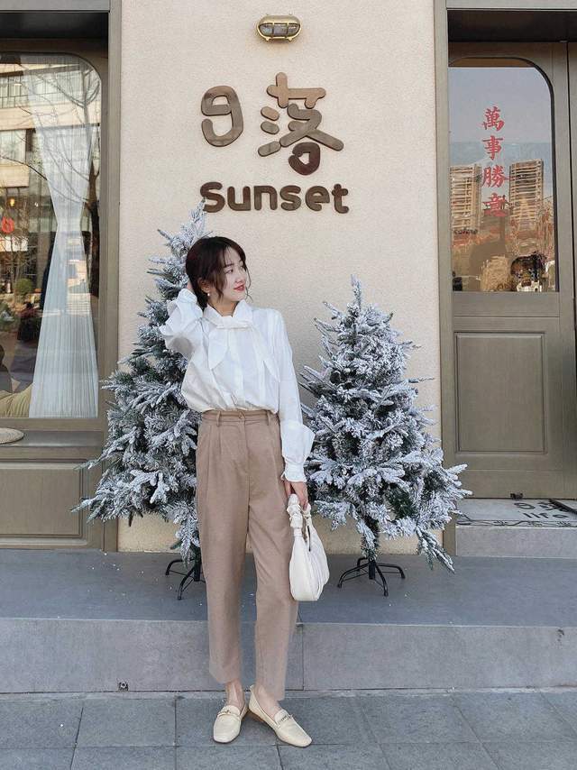 小蛮腰|花哨衬衫过时了,今秋流行“白衬衫+烟管裤”,配上低跟鞋超好看
