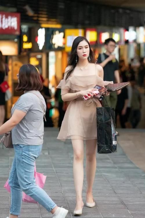 气质|美女姐姐紧身裙搭配高跟鞋,优雅迷人又韵味十足!
