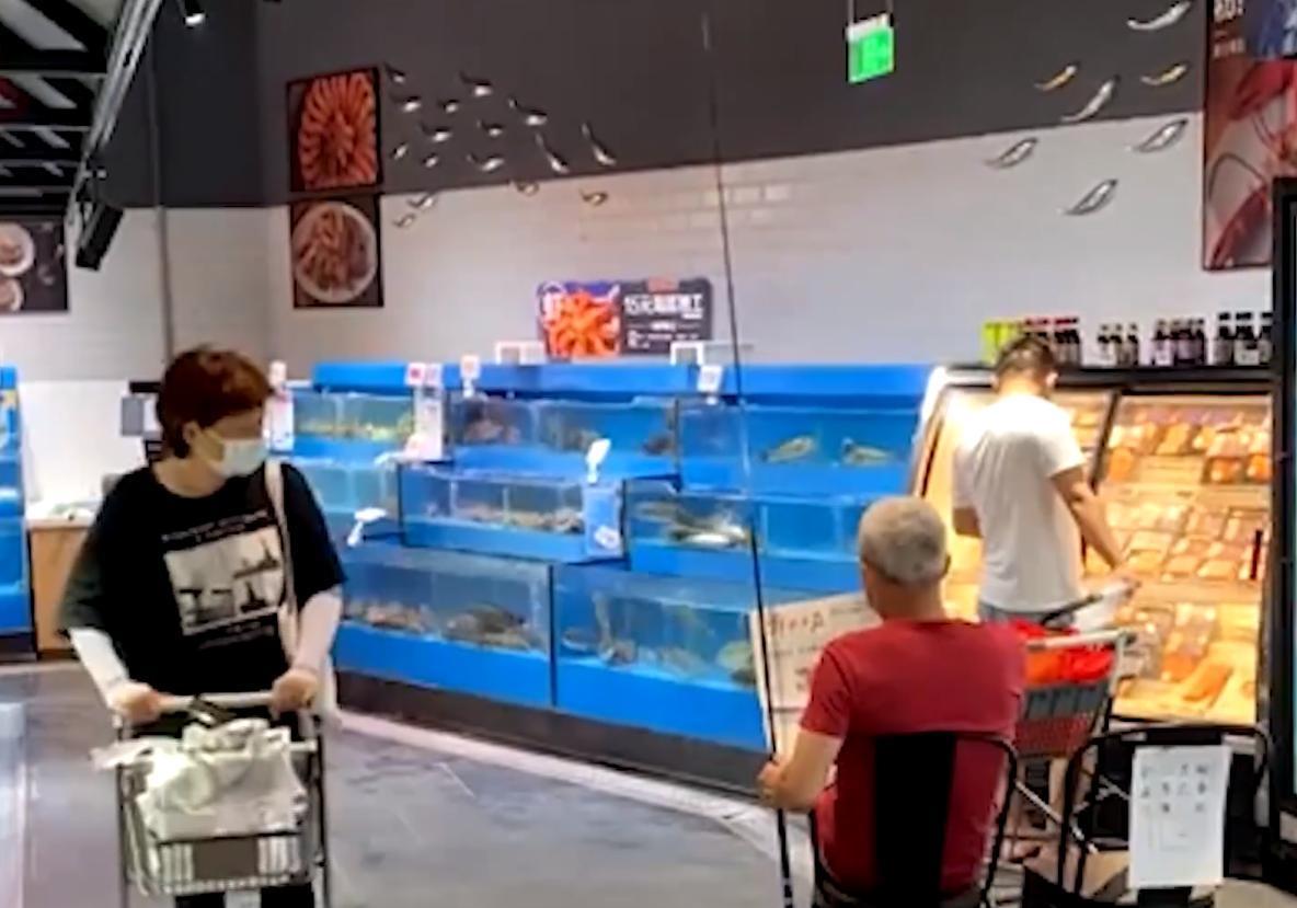 超市|上海一大爷钓鱼上瘾，直接跑到超市生鲜区下竿，女儿：大家都同意