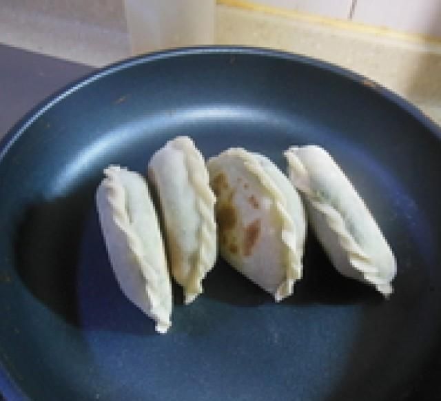 无油三鲜韭菜盒,皮薄馅大,配上一碗粥,早餐吃着超满足