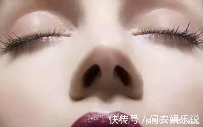 跷二郎腿|女人老不老,这5个表现看了就知道,一点都藏不住