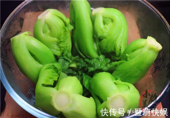 做法|老一辈腌酸菜的传统做法，不加盐三天就变酸，一年不烂，还不长毛