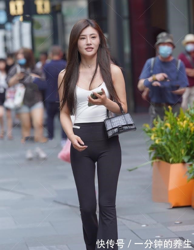 休闲裤 白色背心搭配黑色休闲裤,优雅时尚有档次,让美女更有气质!