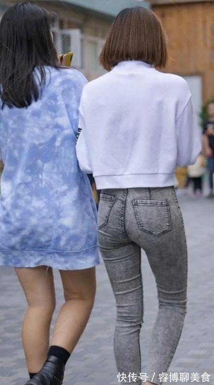 小姐姐 紧身牛仔裤+白色卫衣搭配，经典不过时的穿搭，简单时尚又显气质
