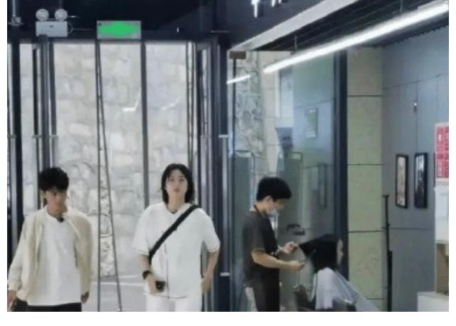 低头见|同是和丁真一起逛街，周也姚安娜态度差太多，一个细节瞬间路转粉