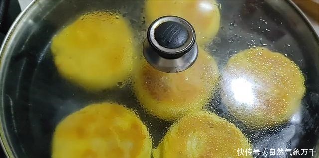 面团|玉米面饼这样做,加多一种材料,口感丰富,吃着蓬松柔软,真香
