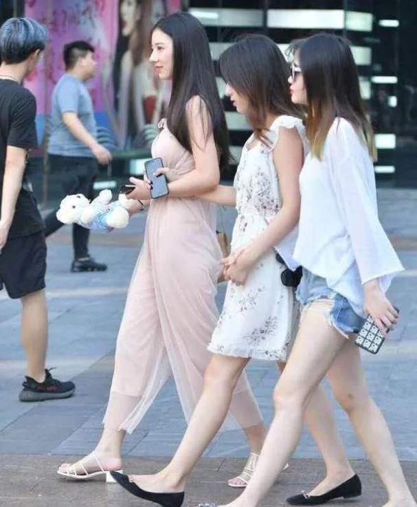 街拍:姿色天然的美女,一件黑色的连体短裤,魅力气质十足