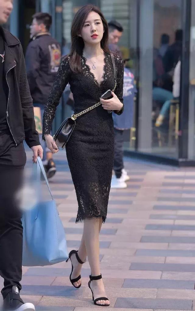 黑色|街拍:小姐姐身穿黑色上衣配浅色短裤,长得好甜美