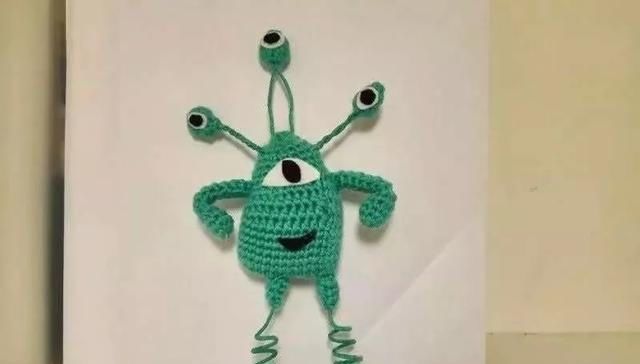 编织成|妈妈会魔法,钩针就是她的魔法棒,把孩子的画编织成了实物