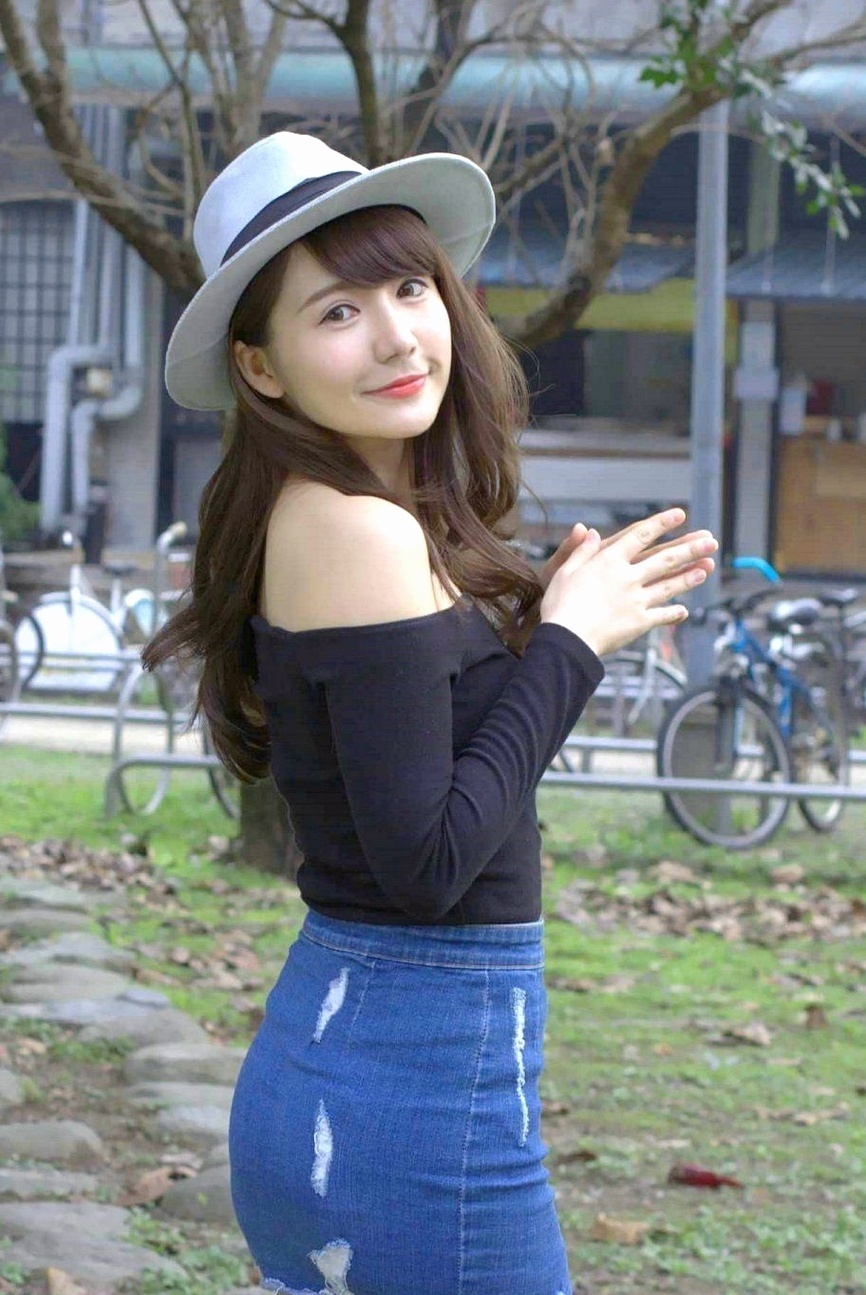 修养期 美女牛仔搭配打造丰满的身姿,女人味十足!