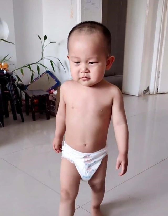 沙发|萌娃半夜不睡被妈妈赶下床,宝爸幸灾乐祸躺沙发儿子,爸懂你