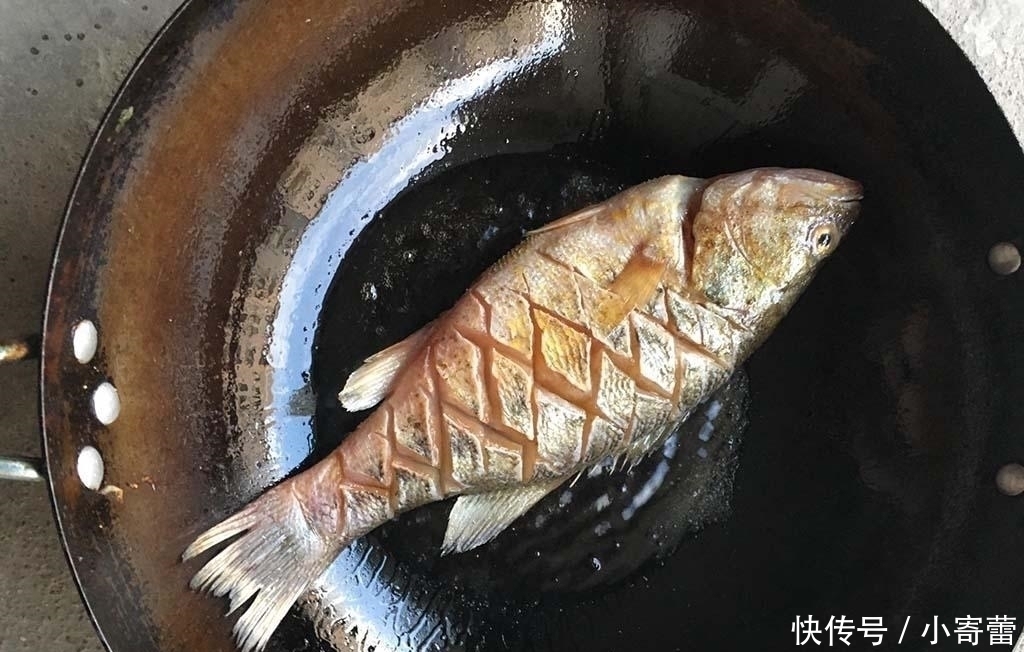 煎鱼在鱼身上抹点“它”,不粘锅不溅油鱼皮还不破,不知道亏大了