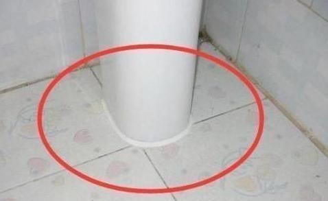 漂白剂|玻璃胶总是“发黑长霉”教你1招,马上就能变干净,还能除菌