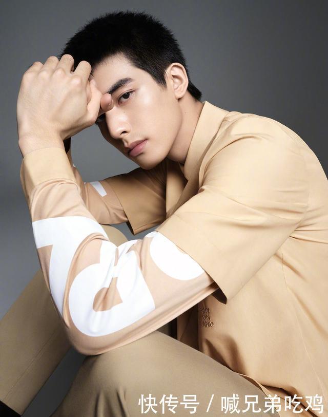 寸头|宋威龙多“时髦”斑马造型腿真长,寸头配迷彩鞋,没颜值不敢穿