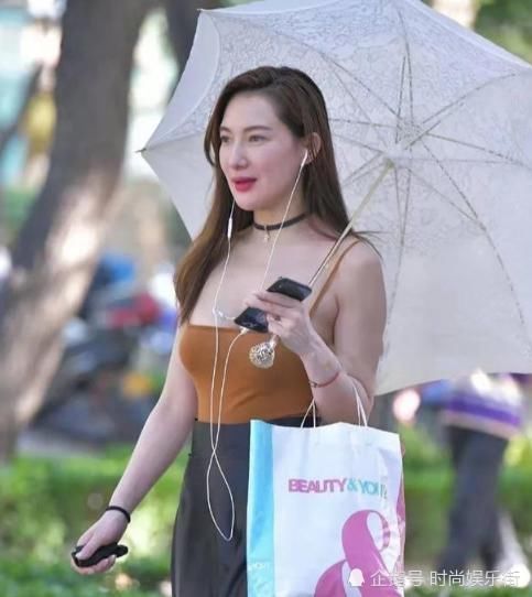 风姿飒爽时尚女网红，迈着自信步伐，两种颜色轻松穿出气质美