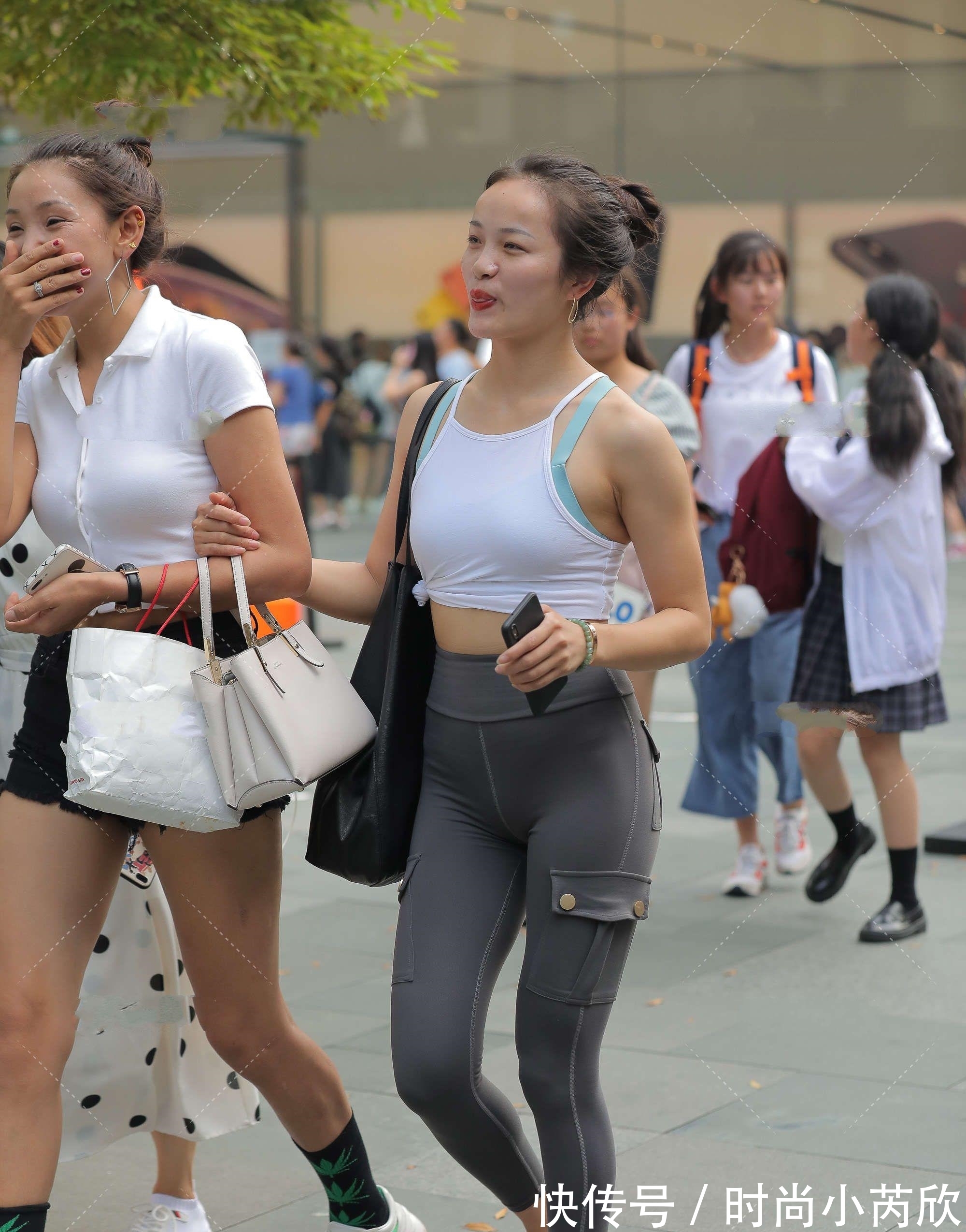 下部分 白背心与灰色裤子搭配,清新亮丽,时尚十足