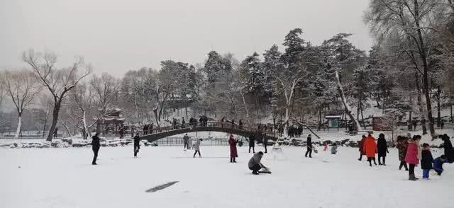 数九隆冬去滑冰:满族习俗的冰上运动——走白冰,原来是走百病