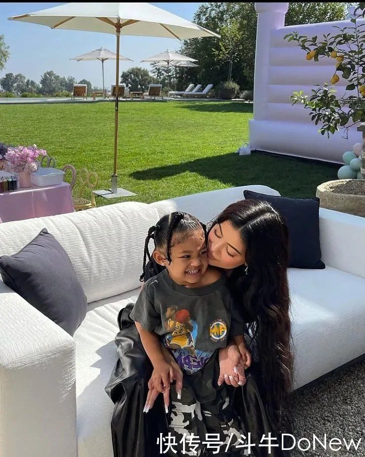 kylie|卖倒钩还没赚够！TS丧失理智靠三岁女儿捞钱？