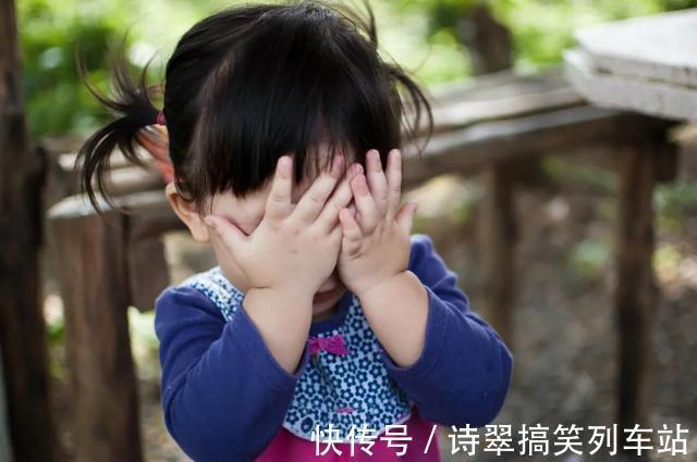小宝宝|当孩子发脾气时,父母这个动作比“别闹了”更管用