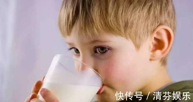 孩子|兄妹俩人一个每天吃钙片，一个每天喝牛奶，三年后差距显而易见