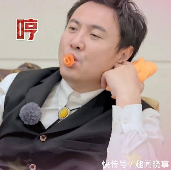 沈腾参加综艺被禁言,嘴里含着奶嘴糖禁了个寂寞,一点没耽误比划