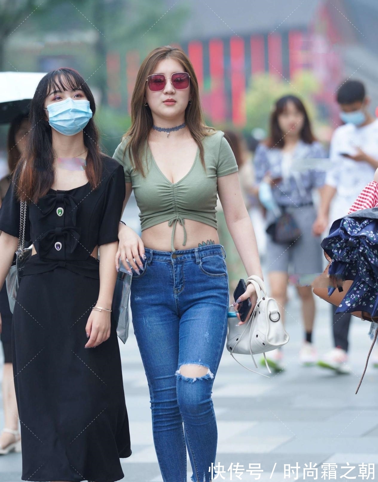 上半身 豆沙绿短款上衣,凸显上半身优势,搭配高腰牛仔裤,显高又显瘦