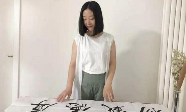美女!90后美女被父亲打着去练字,欧楷牛气逼人专家这不是书法