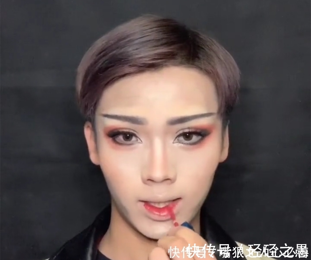 眉毛|美妆大佬有多厉害？小哥仿妆“美杜莎”，网友：能把手机来吗？