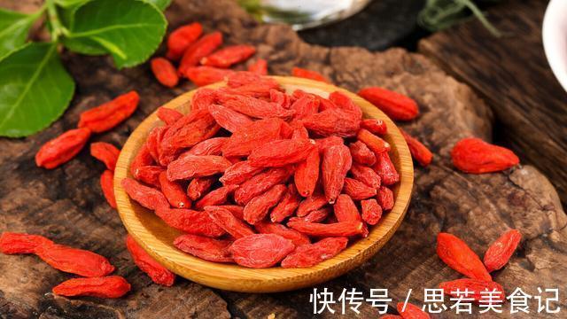 枸杞泡水|枸杞是早上吃好,还是晚上吃好?吃对时间才是“宝”,早作了解