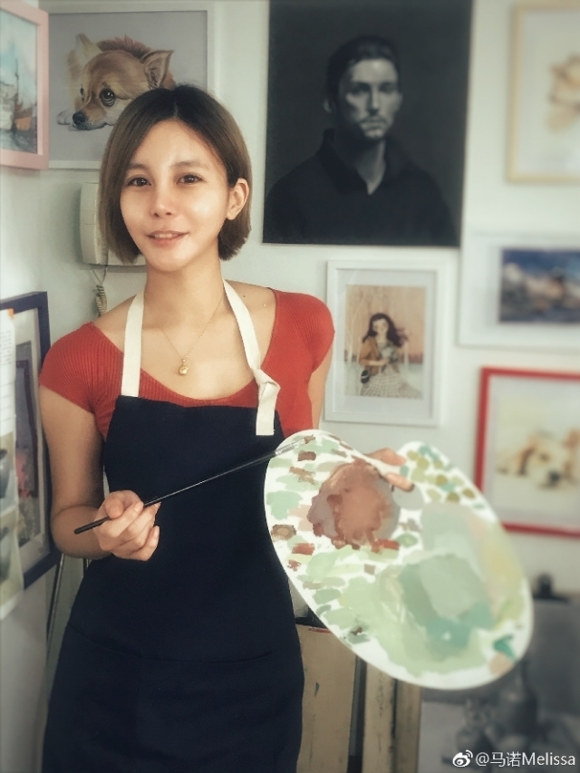 10年前“宁在宝马里哭,不在单车后笑”的马诺,现在坐上宝马没