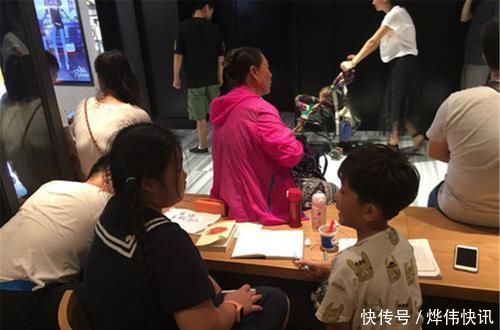 星巴克|儿子请同学喝星巴克被老师批评,宝妈霸气回怼“又没花你家钱”