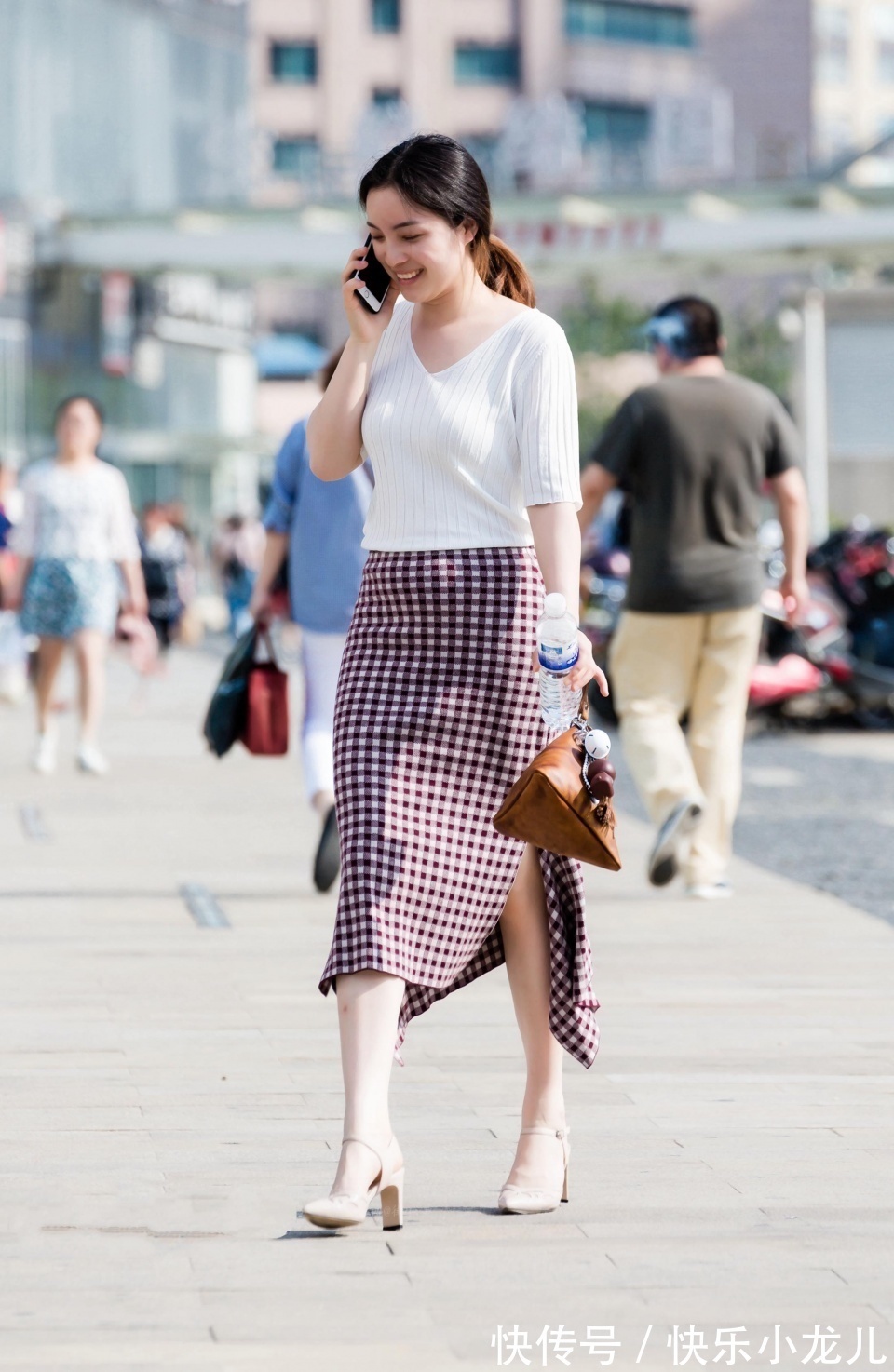 丑女人|时尚搭配，第一位身穿天蓝色大露背连衣裙的小姐姐，极具时尚气质