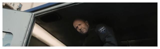 杰森·斯坦森在《人之怒》中炫耀自己的万国表飞行员双计时码表