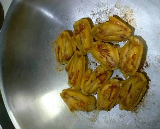 做可乐鸡翅很简单，只需要4个步骤，20分钟就能做出美味的鸡翅