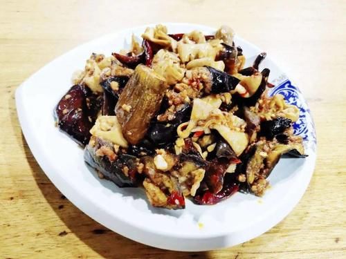 特别|一碗酸菜汤火了二十年，好吃的小菜，来晚就得站着吃