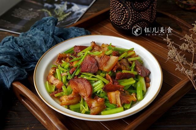 入冬后，给家人多吃这肉，和芹菜简单一炒，香味扑鼻，馋到流口水