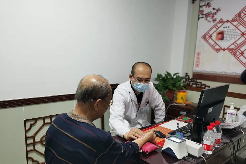 孙飞|说十来句话就会打嗝不止,喘不动气,84岁男子苦不堪言