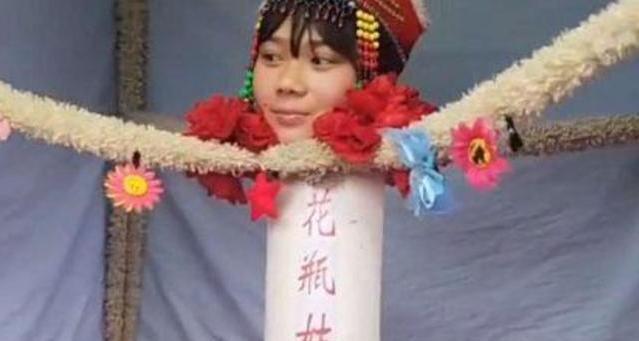 杂技!童年记忆:90年代没有四肢的“花瓶姑娘”,是如何欺骗小孩的?