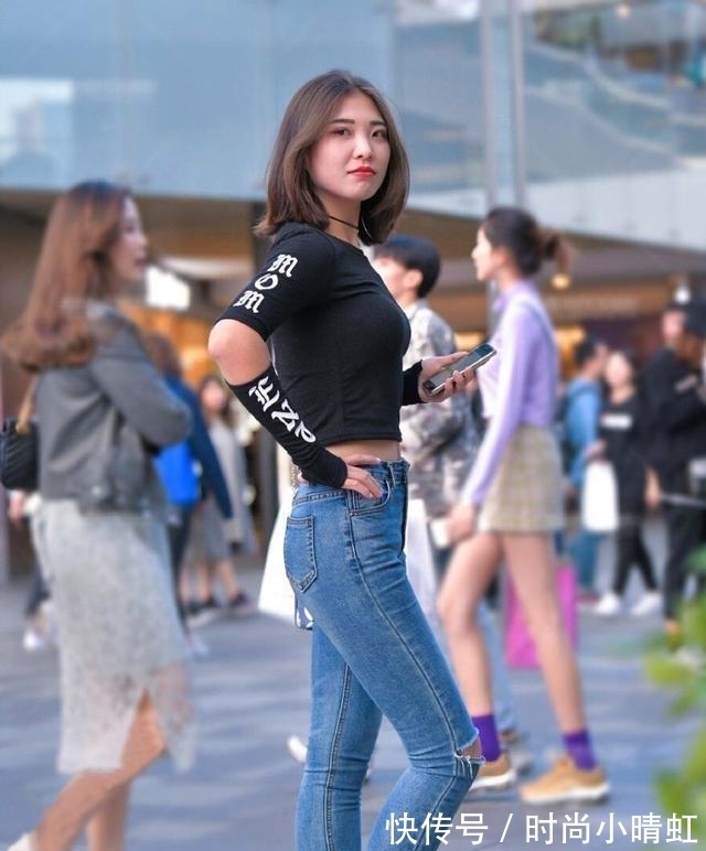 风衣 打底裤的穿着风情万种,演绎又帅又美气息,带来唯美气质