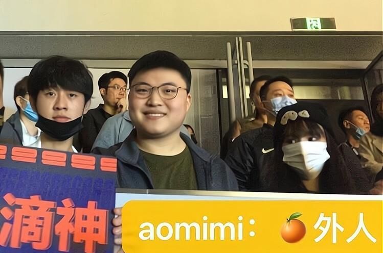 S10|S10总决赛SN输了，却是退役选手Uzi被刷屏，Uzi：看到曾经的自己