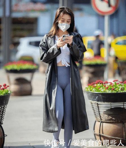 展示美女|白衬衫配蓝瑜伽裤,舒适贴身,充满运动气息