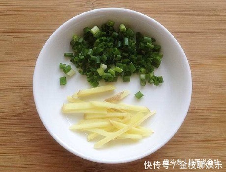 奶白|豆腐别炒着吃,教你1个新吃法,汤汁奶白更鲜美,比鲫鱼汤好喝