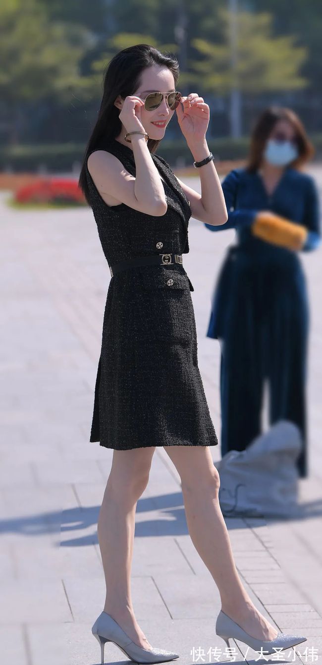 吊带|美女街拍:灰色紧身吊带加蓝色短裙,显得十分时髦且迷人,超显成熟御姐气质