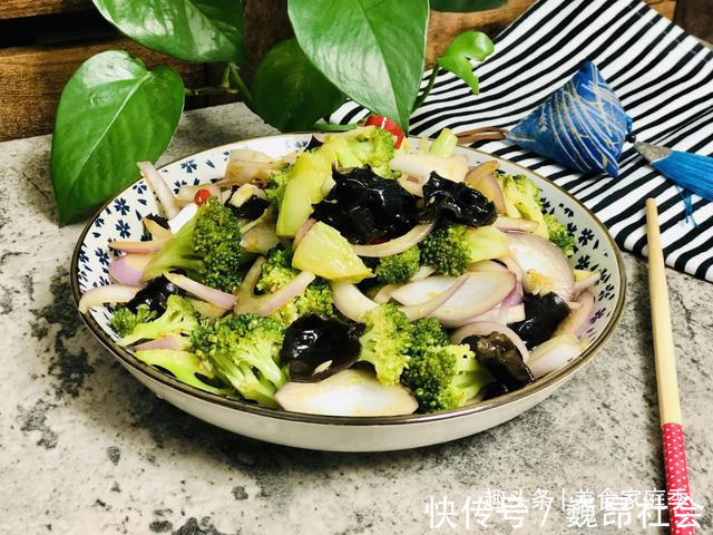 小米椒|凉拌西兰花用不用焯水十个人九个错,难怪西兰花营养流失不好吃