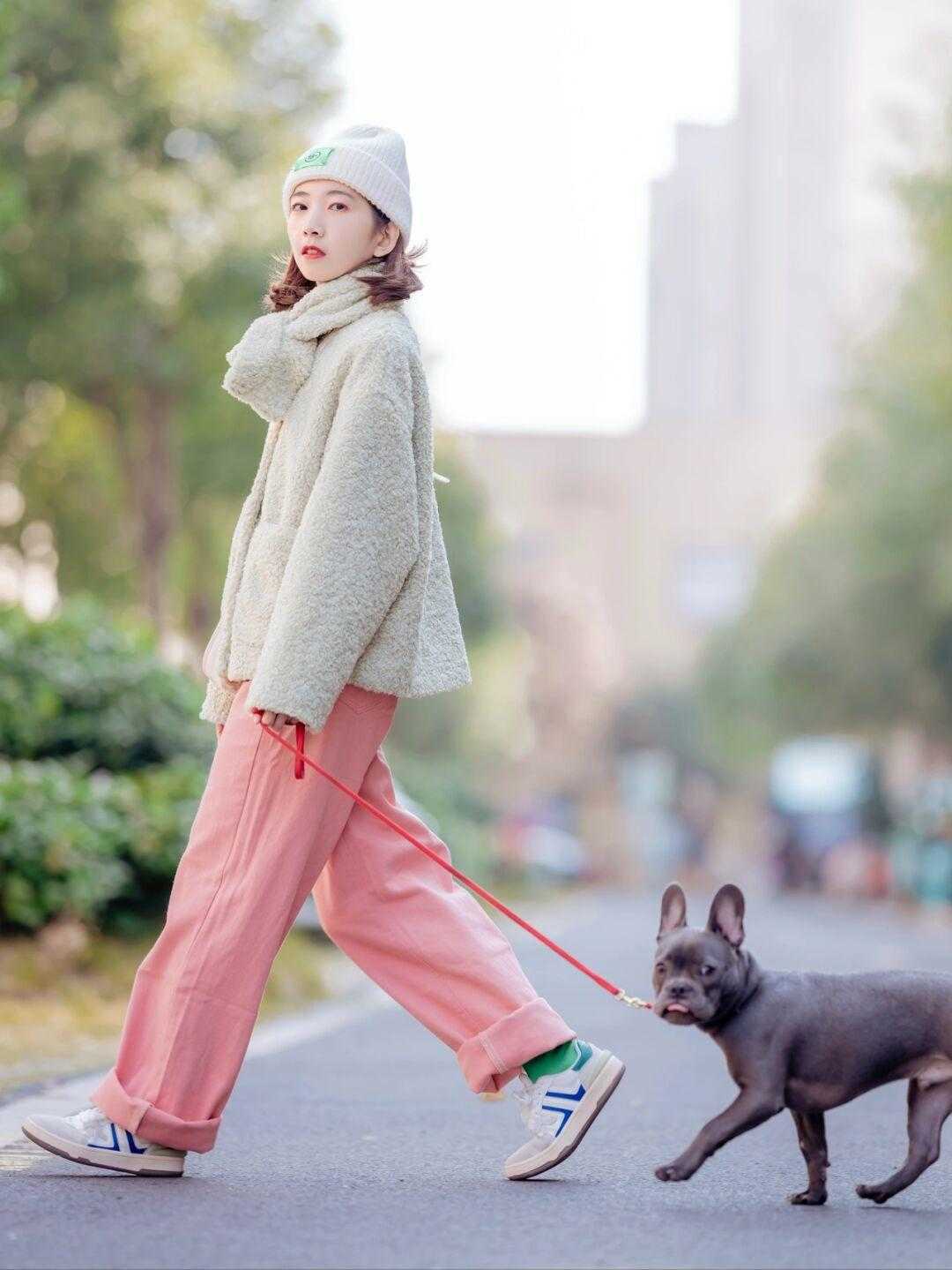 穿搭 冬季要拒绝“老气感”,快安排上这3条高级色裤装,洋气炸了